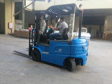 廈門某工貿(mào)有限公司采購比亞迪2.5噸叉車，已順利交車使用