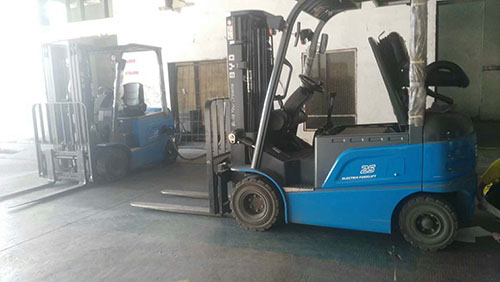 漳州某飼料公司采購比亞迪電動叉車和電動搬運(yùn)車