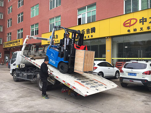 廈門(mén)電動(dòng)叉車(chē)公司，銷(xiāo)售比亞迪電動(dòng)叉車(chē)2.5噸一臺(tái)