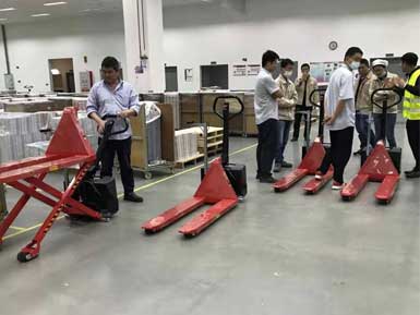 電動(dòng)高升程搬運(yùn)車交付使用，感謝廠家羅總親自跟客戶講解操作方法！