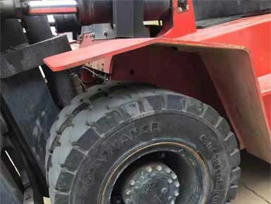 前進實心輪胎825-15，6條實心輪胎已全部安裝到叉車上